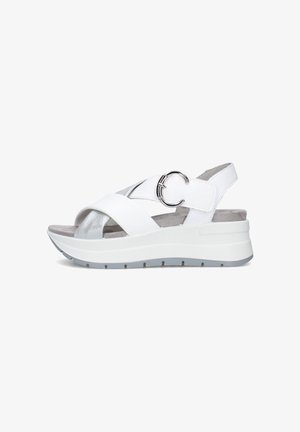 Sandalo platform bianco con fibbia argento, cinturini incrociati e soletta imbottita grigia su suola grigia scolpita.