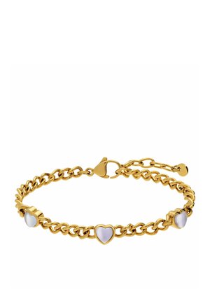 Gouden armband met ketting, voorzien van drie witte hartvormige bedeltjes en een karabijnsluiting, op een witte achtergrond.