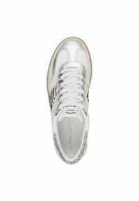 Sneaker bianca con accentuazioni metalliche argento e motivo zebra. Presenta una finitura argentata testurizzata, lacci bianchi e una suola in gomma color nocciola.