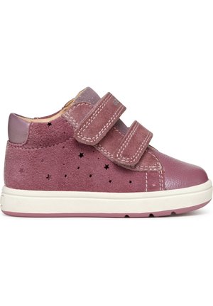 Zapatilla morada para niño pequeño con dos tiras de velcro, perforaciones en forma de estrella y suela blanca.