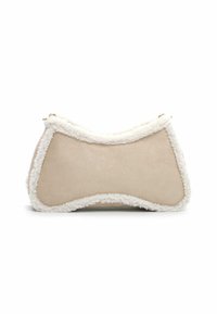 Borsa in suede beige con un morbido bordo in pelliccia bianca, caratterizzata da un design asimmetrico unico e dettagli in zip dorate.