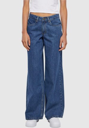Bredde blå denimjeans med høy midje, med frontlommer, knappelukking og rett snitt. Brukt med hvite sneakers.