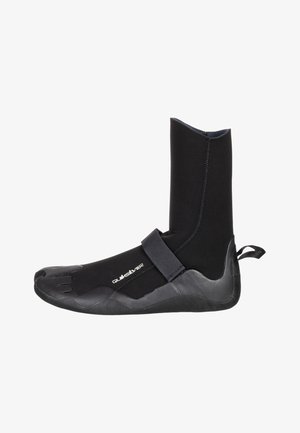 Czarne buty neoprenowe do nurkowania z wysoką cholewką, gumową podeszwą i regulowanym paskiem. Posiadają pięciopalczasty design dla lepszej przyczepności i ruchu.