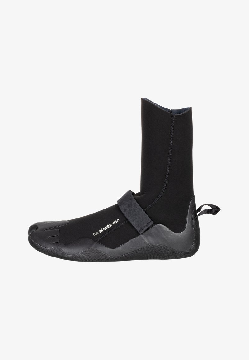 Musta neopreeninen märkäpuku, jossa on pitkä varsi, kumipohja ja säädettävä hihna. Ominaisuuksiin kuuluu viisi varvasta parantamaan pitoa ja liikkuvuutta.