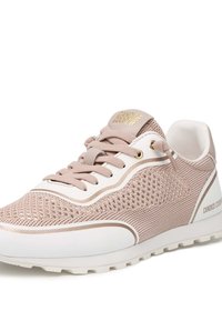 Scarpe da ginnastica in rete rosa chiaro con suola in gomma bianca. Presentano un marchio dorato, lacci flessibili e dettagli testurizzati sulla parte superiore.