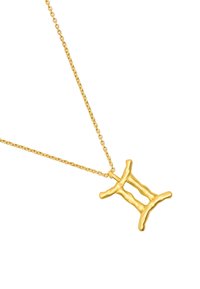Złoty naszyjnik z zawieszką w kształcie teksturowanego symbolu Bliźniąt. Wisi na delikatnym łańcuszku z okrągłymi ogniwami. Zaprojektowany w minimalistycznym stylu.