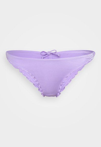 Violeta bikini apakšda ar gludu tekstūru, ar pūkainiem malām un ar saitēm jostas detaļā. Izstrādāta, lai nodrošinātu pieguļošu siluetu.