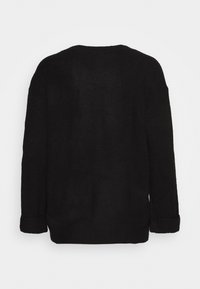 Schwarzer oversized Pullover, Stricktextur, runder Halsausschnitt, fallende Schultern, lange Ärmel mit Rippenbündchen, weicher Stoff, schlichtes Design.