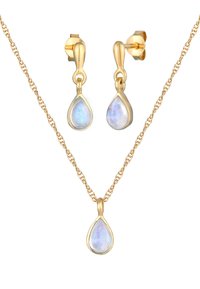 Goldfarbene Schmuckset mit einer zarten Kettenhalskette, die einen tropfenförmigen Mondsteinanhänger und passende tropfenförmige Ohrringe enthält.