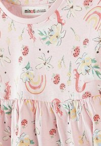 Robe rose pour enfant avec motifs floraux, coccinelle, arc-en-ciel et feuilles, taille froncée et encolure ronde.