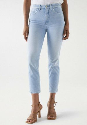 Jeans de tiro alto en azul claro con un corte slim y longitud corta, fabricados en denim, que cuentan con cinco bolsillos y un cierre de botón metálico.