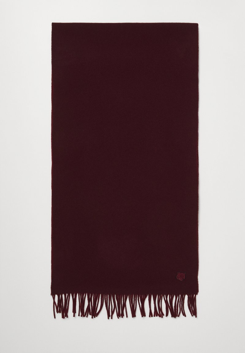 Μπορντό μαντίλι φτιαγμένο από μαλακό ύφασμα, με φούντες στα άκρα. Περιλαμβάνει μια μικρή λεπτομέρεια λογότυπου κοντά στις φούντες. Ορθογώνιο σχήμα, λεία υφή.