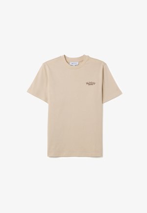 Beige Baumwoll-T-Shirt mit kurzen Ärmeln, Rundhalsausschnitt und einem kleinen braunen "SUNDAY Brunch"-Grafik auf der linken Brustseite. Glatte Textur.