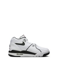 Les baskets Nike Air présentent une tige en cuir blanc avec des accents noirs, une pointe ronde et un amorti Air visible dans la semelle. Marquage rouge sur la languette.