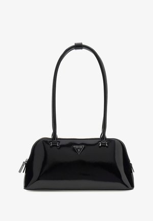 Borsa a mano in vernice nera lucida con doppi manici lunghi, cerniera argentata e logo triangolare Guess al centro davanti.