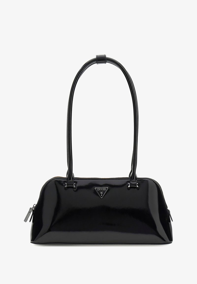 Μαύρη γυαλιστερή τσάντα χειρός από δέρμα πάτεντ με μακριές διπλές λαβές, ασημένιο φερμουάρ και τριγωνικό λογότυπο Guess στο κέντρο μπροστά.