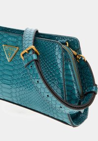 Guess Ručna torbica - blau