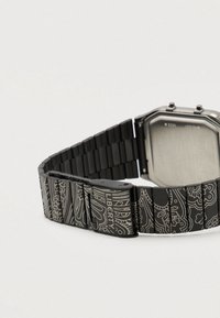 Zwarte metalen polshorloge met een geblokte armband, met ingewikkelde zilveren patronen. Achthoekige kast met zichtbare gravure op de achterkant.