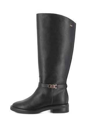 Bota negra de cuero hasta la rodilla con tacón bajo y un pequeño detalle de hebilla dorada alrededor del tobillo sobre fondo blanco.