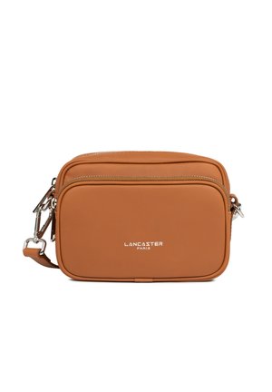 Borsa a tracolla in pelle marrone con due compartimenti con zip e accessori in argento. Logo del marchio visibile sulla parte anteriore in bianco.