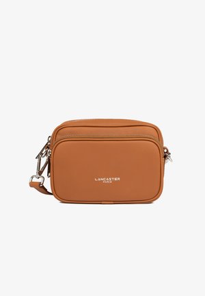 Braune Leder-Umhängetasche mit doppelten Reißverschlussfächern und silberner Hardware. Das Markenlogo in Weiß auf der Vorderseite angebracht.