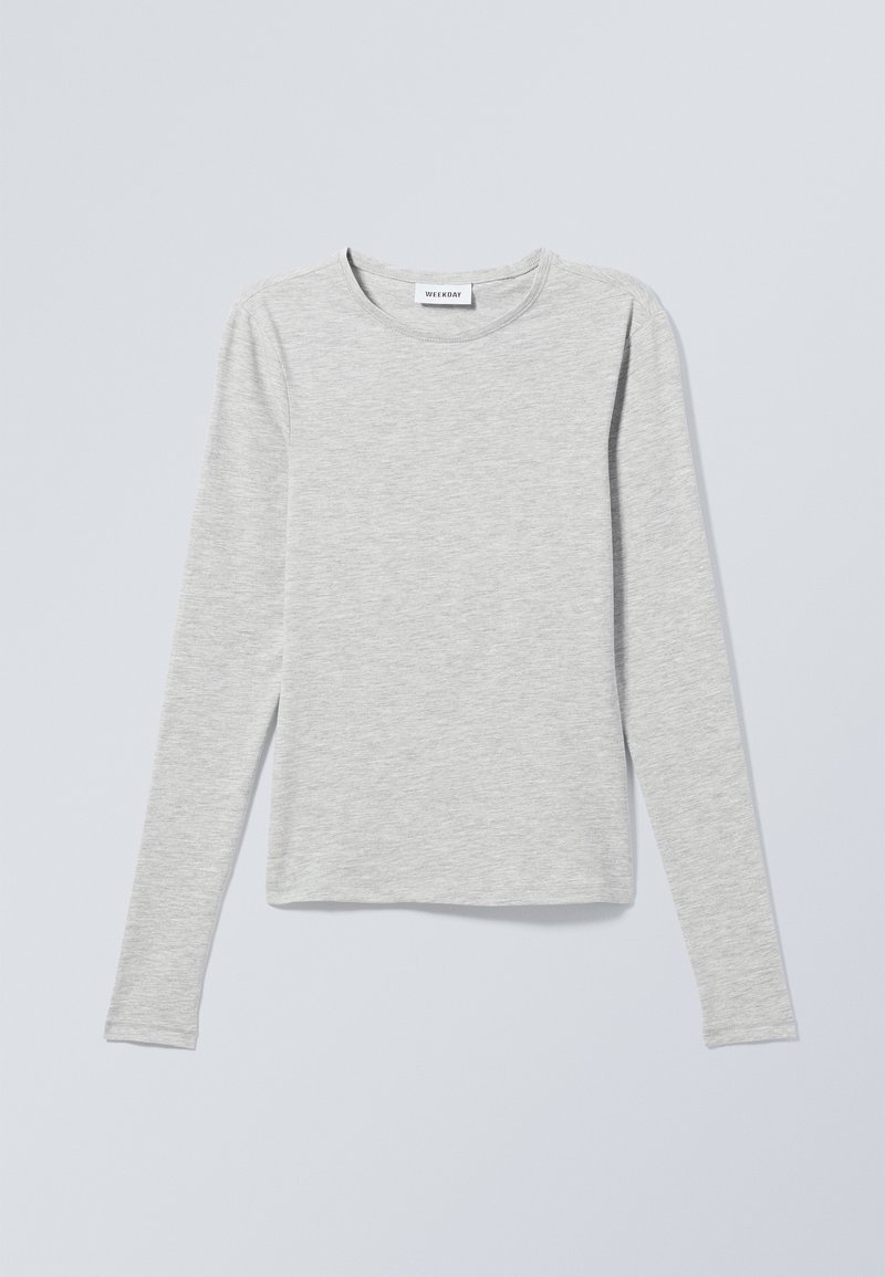 T-shirt à manches longues gris clair, fabriqué en tissu doux et texturé. Doté d'un col rond et d'une coupe décontractée, idéal pour une tenue casual.