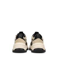 Sneakers chunky con finitura in suede beige e nero effetto croc, suola intermedia bianca spessa e suola esterna in gomma nera testurizzata.