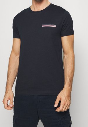 Sort bomulds t-shirt med korte ærmer. Har en lille brystlomme med en flerfarvet logo-stribe. Rund halsudskæring, klassisk pasform.