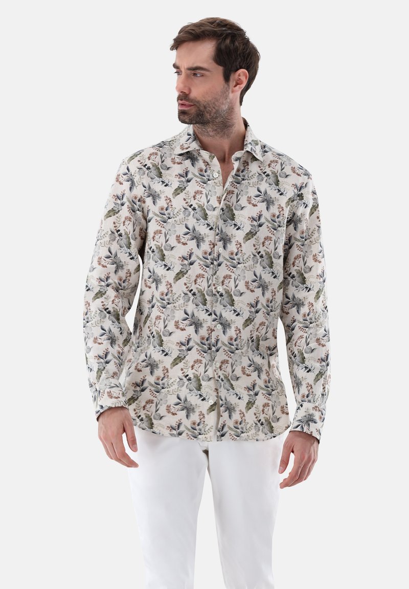 Camicia a maniche lunghe in tessuto leggero color crema con una stampa floreale e di foglie in tonalità di blu, verde e ruggine; presenta una chiusura con bottoni e colletto.