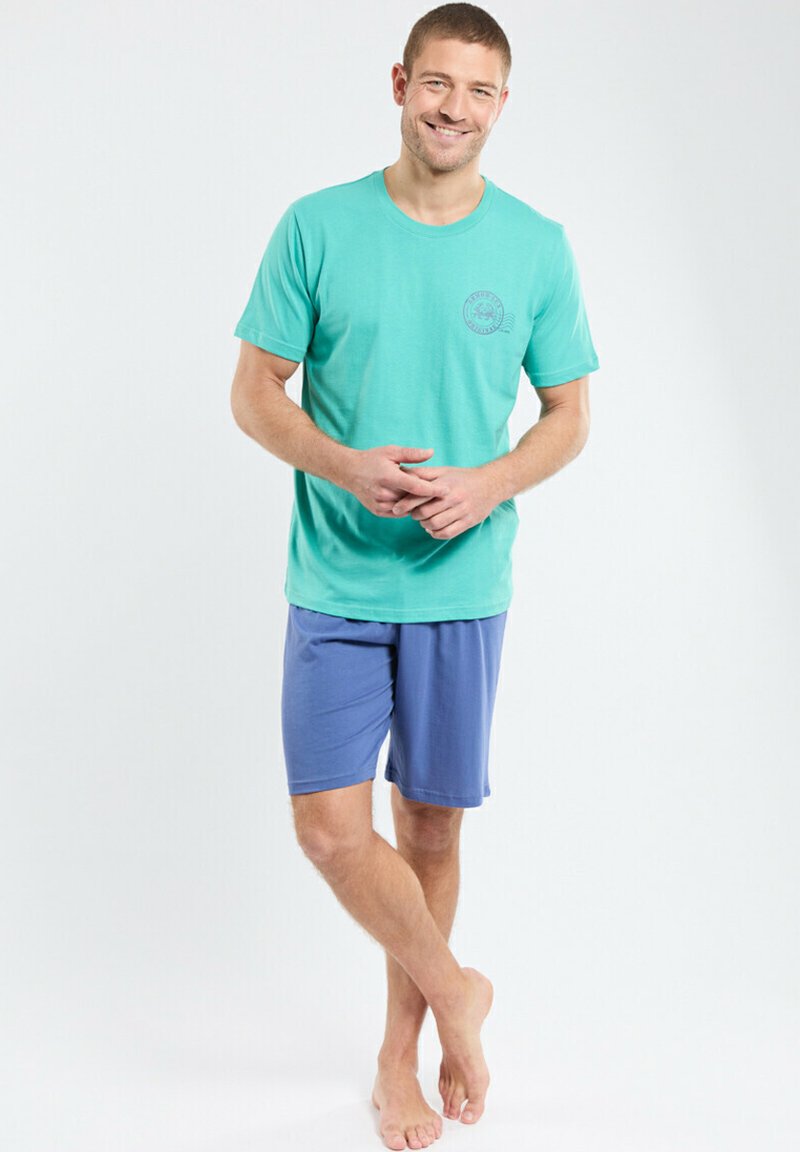 T-shirt en coton turquoise avec un col rond et un logo sur le devant, associé à un short bleu, doté d'une taille élastique et d'une texture douce.