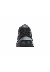 Črne atletske čevlje z zgornjim delom iz teksturirane usnje, okroglo konico in robustnim gumijastim podplatom. Imajo pletene vezalke in logo na ježku.