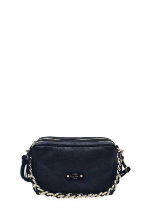Sac bandoulière en cuir noir texturé avec bandoulière chaîne dorée et étiquette avant portant la mention « mila louise paris », avec deux compartiments zippés.