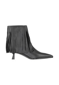 Stivale nero in pelle a caviglia con frange, punta affilata e tacco cilindrico piccolo. Texture liscia con un design elegante e moderno.