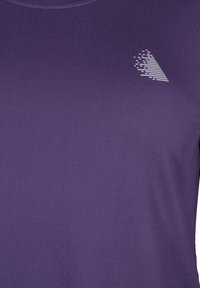 Paars T-shirt met korte mouwen, gemaakt van gladde stof, met een klein wit logo op de bovenste linkerkant.