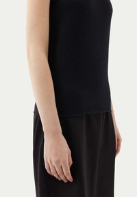 GOBI Cashmere MIT EIN-SCHULTER AUSSCHNITT  - Linne - black