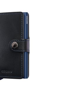 Billetera de cuero negro con costuras azules, diseño delgado, cierre a presión seguro y una sección visible para tarjetas. Nombre de la marca "SECRID" grabado.