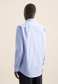 Blauw-wit gestreepte longsleeve met een klassieke kraag, knoopmanchetten en een gebogen zoom, gemaakt van lichtgewicht stof.