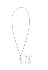 Collana d'argento con un design a catena, caratterizzata da un pendente a forma di pera in cristallo. Accompagnata da orecchini pendenti con accenti in cristallo abbinati.
