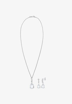 Srebrna ogrlica z verižnim dizajnom, ki vsebuje biserno oblikovano kristalno obesek. V kompletu so tudi viseče uhane z usklajenimi kristalnimi dodatki.