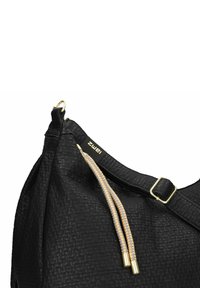 Borsa nera con texture, dettagli in corda beige intrecciata e hardware dorato. Presenta una chiusura con zip e una tracolla regolabile per versatilità.
