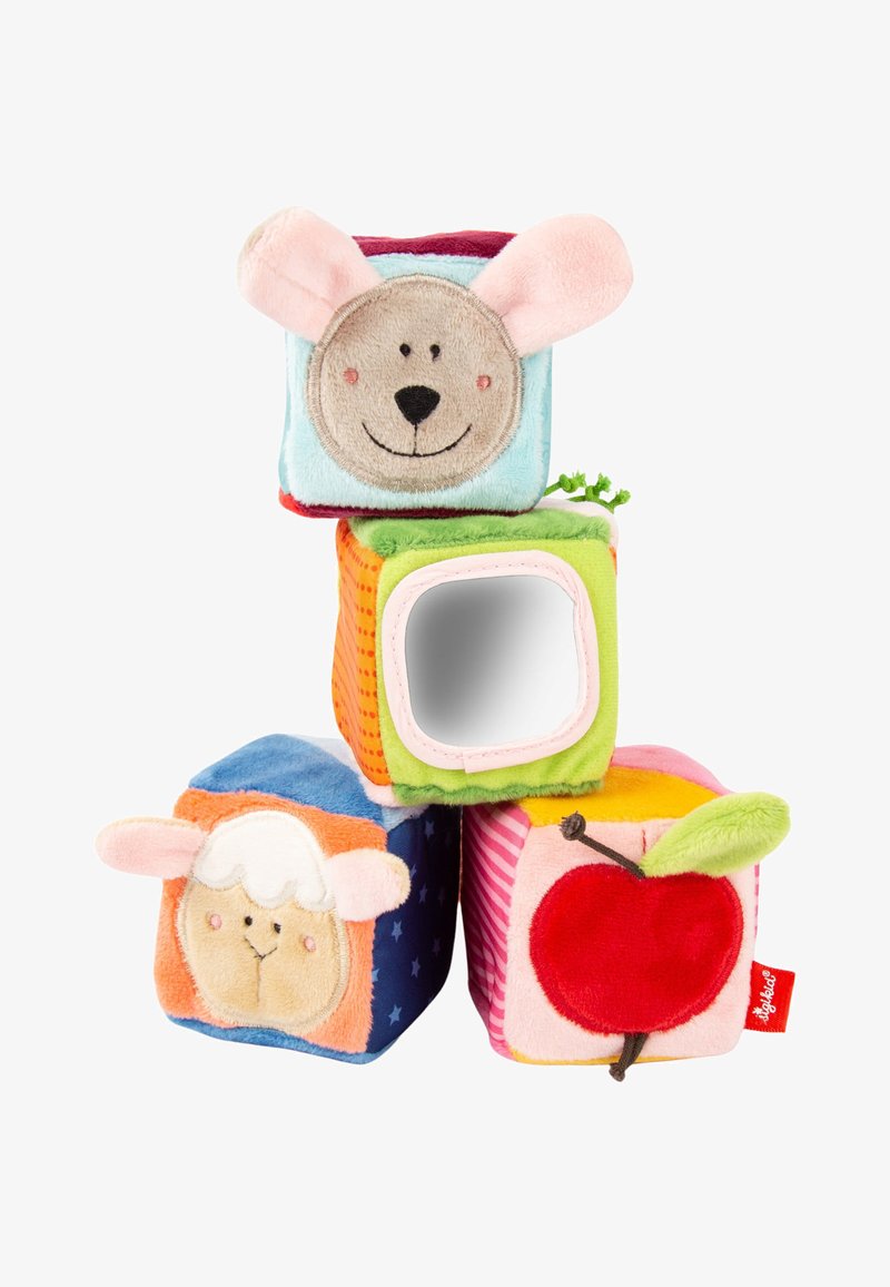 Quatre blocs en tissu doux et colorés avec une souris, un agneau, une pomme rouge et un miroir sur différentes faces, empilés sur un fond blanc.