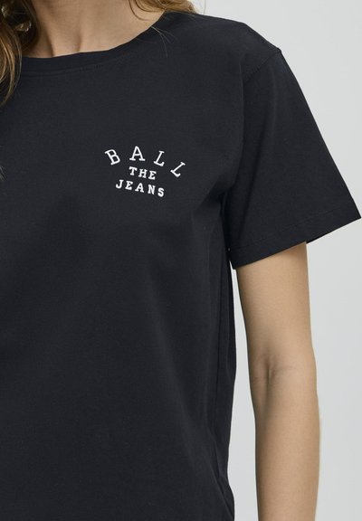 Tricou negru din bumbac, cu text alb "BALL" arcuit deasupra "THE JEANS" pe față. Gât rotund, mâneci scurte și croială lejeră.
