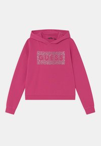 Sudadera con capucha fucsia de mezcla de algodón, que presenta un logo "GUESS" brillante dentro de un diseño rectangular. Longitud corta, puños de canalé.