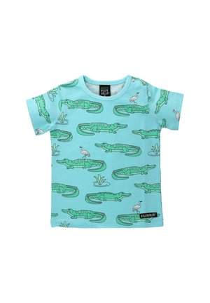 Turquoise T-shirt met korte mouwen, versierd met groene krokodil- en reigerafdrukken. Zachte katoenstof, ronde hals en etiket aan de zoom.