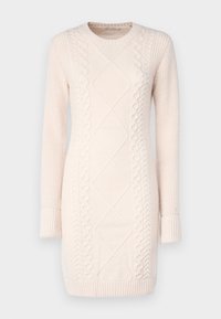 Robe en tricot de couleur beige clair avec une texture côtelée. Présente des motifs en maille torsadée, un col rond et de longues manches avec des poignets côtelés.
