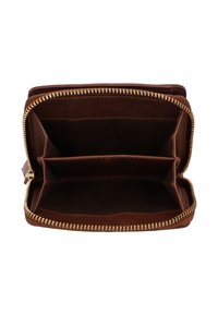 Hnědá kožená peněženka se zlatým zipem, která má několik přihrádek a slotů na karty. Interiér je hladký s jemnou texturou.