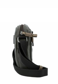 Kompakte Umhängetasche aus dunkelgrauem Material mit einer glatten Textur. Verfügt über einen dicken schwarzen Trageriemen und einen braunen Akzent am Reißverschluss.