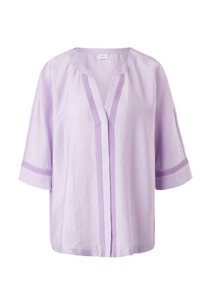 Lilletõuseline puuvillane pluus, millel on lõdva lõikega, lühikesed varrukad ja V-kaelus; kaeluset ja varrukate ääres kontrastne kant.