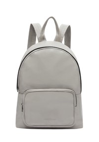 Hellgrauer Leder-Rucksack mit runder Form, verstellbaren Trägern, Oberhandgriff und vorderer Reißverschlusstasche. Glatte Textur und minimalistisches Design.