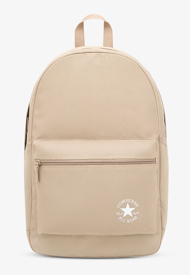 Beež seljakott ümara kujuga, valmistatud siledast kangast. Ees on lukuga tasku, logo ja ülal käepide. Lihtne disain ja tekstuur.